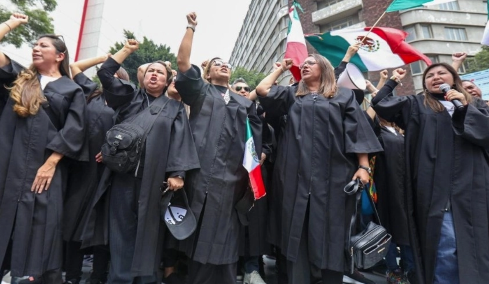 Se manifiestan trabajadores del PJF frente al Congreso de NL